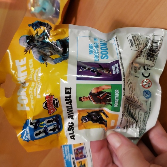 Attention FORTNITE fans! 4PK Collectible NEW - Picture 4 of 11